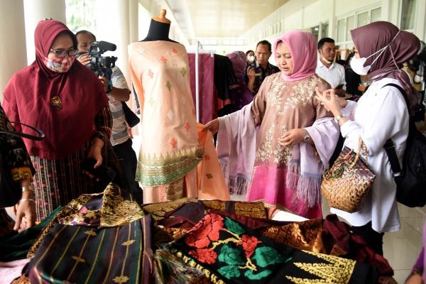 Nawal Lubis Ajak Dekranasda Se-Sumut Tingkatkan Promosi Hasil Kerajinan Daerah